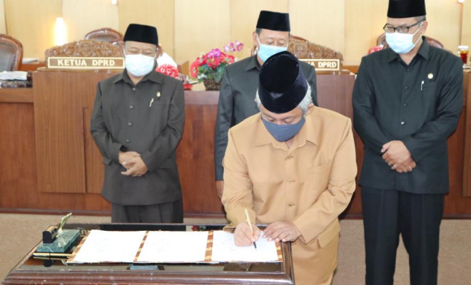 Penandatangan Berita Acara Tiga Ranperda